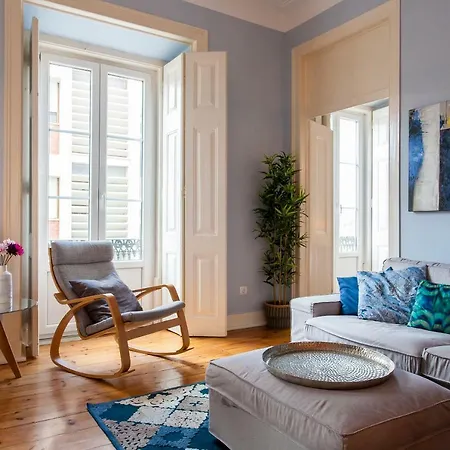 Bairro Alto 3 Bedroom Patio Flat! Лісабон