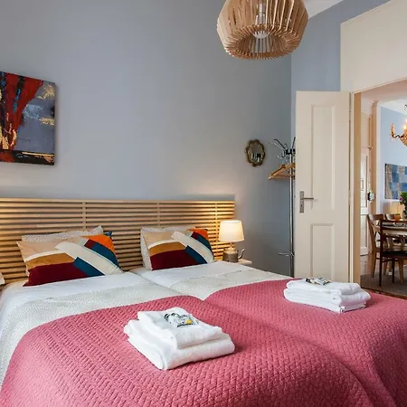 Bairro Alto 3 Bedroom Patio Flat! * Лісабон