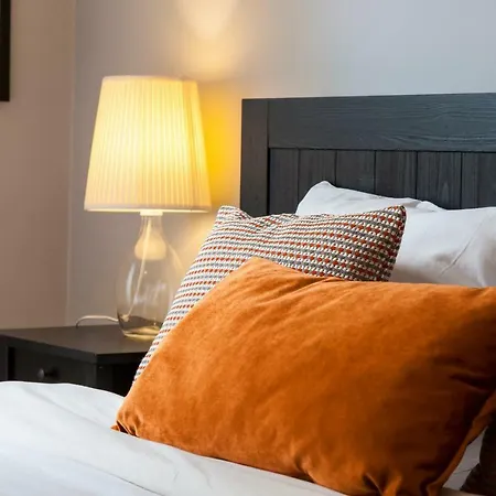 Апартаменти Bairro Alto 3 Bedroom Patio Flat! *