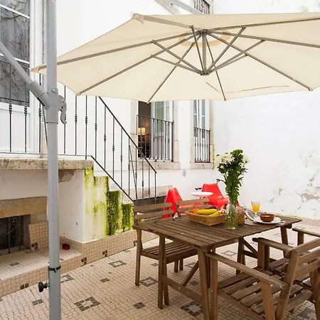 Bairro Alto 3 Bedroom Patio Flat! * Лісабон