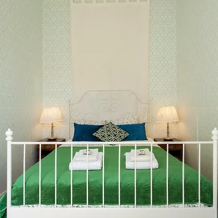 Bairro Alto 3 Bedroom Patio Flat! Appartamento Lisbona