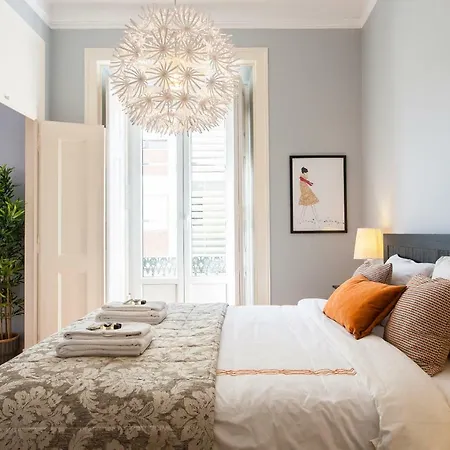 Bairro Alto 3 Bedroom Patio Flat! * Lizbona
