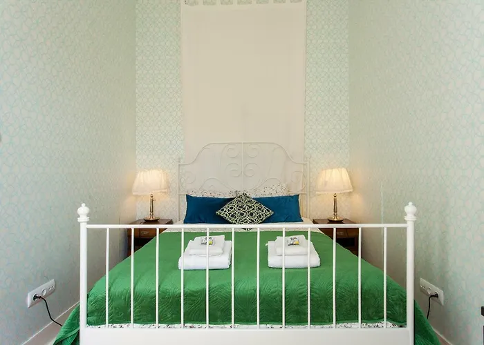 Bairro Alto 3 Bedroom Patio Flat! Διαμέρισμα Lisboa