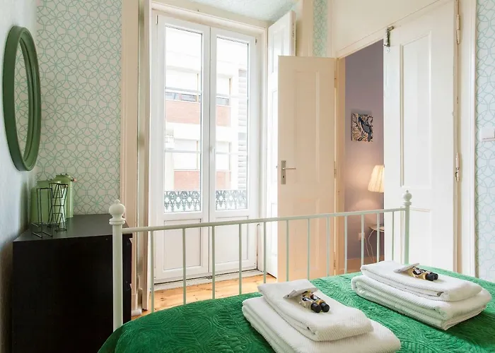 Bairro Alto 3 Bedroom Patio Flat! Διαμέρισμα *