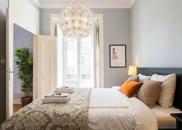 Bairro Alto 3 Bedroom Patio Flat! * Lisboa