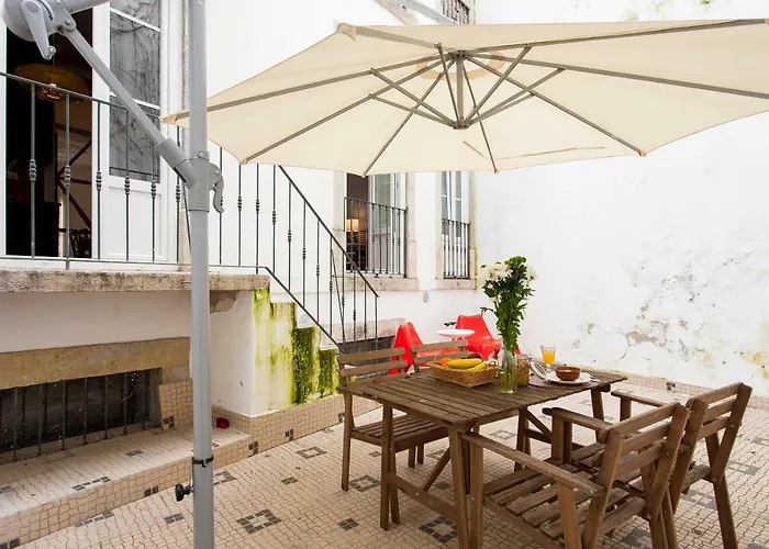 Bairro Alto 3 Bedroom Patio Flat! * Lisboa
